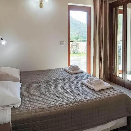 Elegant With Swimming Pool Near Etna Villa