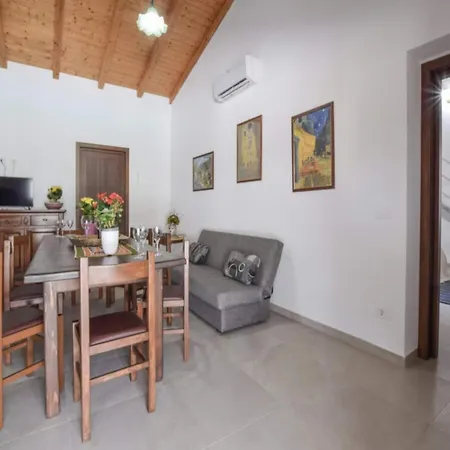 Elegant With Swimming Pool Near Etna *