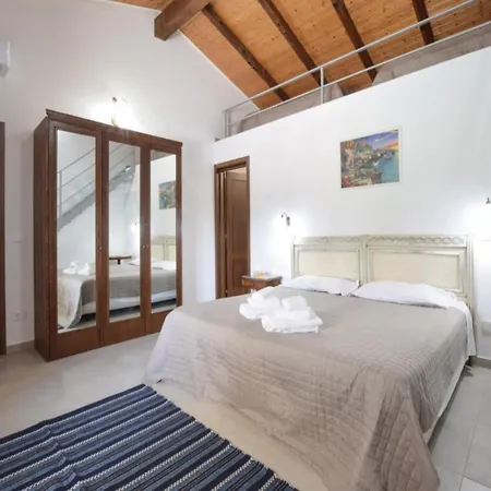 Elegant With Swimming Pool Near Etna